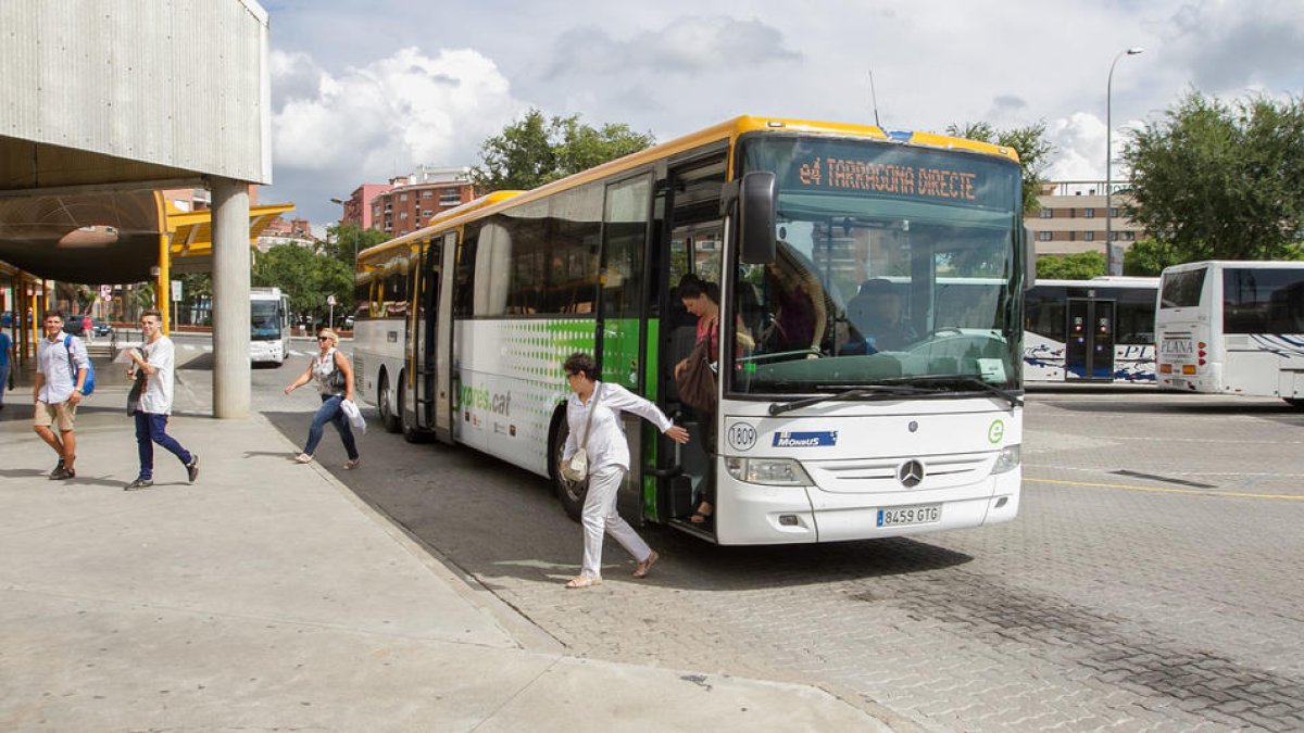 Una imatge de l'activació dels busos Exprés.cat, el 2015.