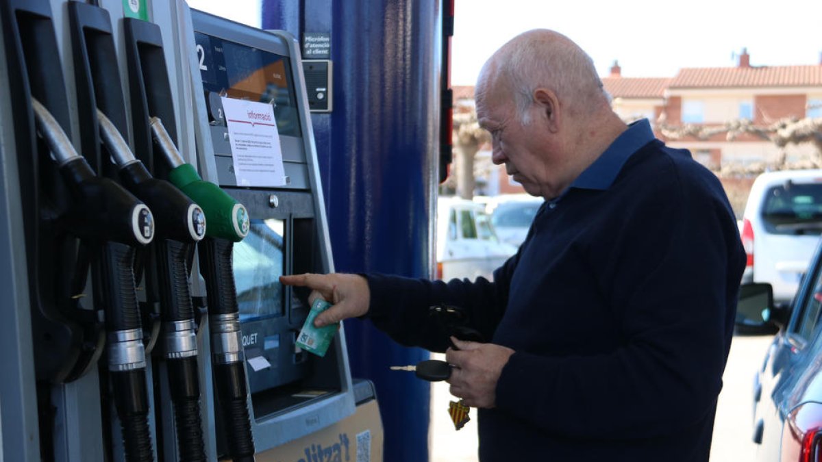 Imatge d'un home posant benzina.