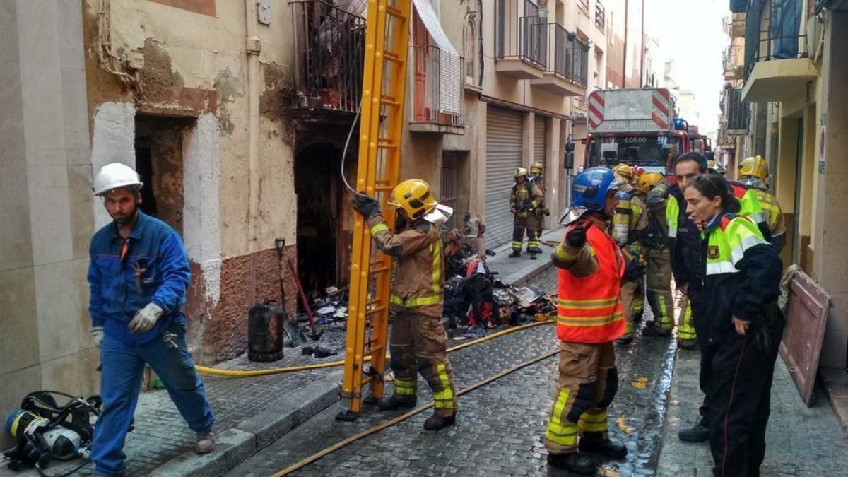 Un intant de la intervenció de Bombers  al carrer Alt del Carme.