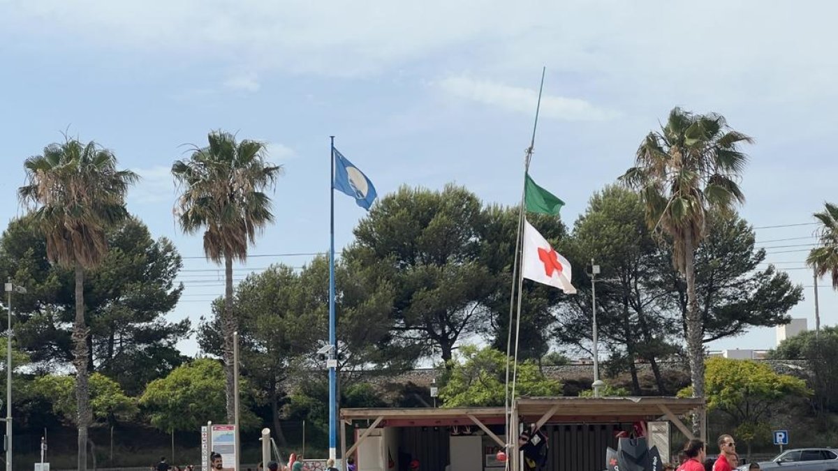 La bandera verde ha sido elevada este verano 1.104 veces a la costa tarraconense.