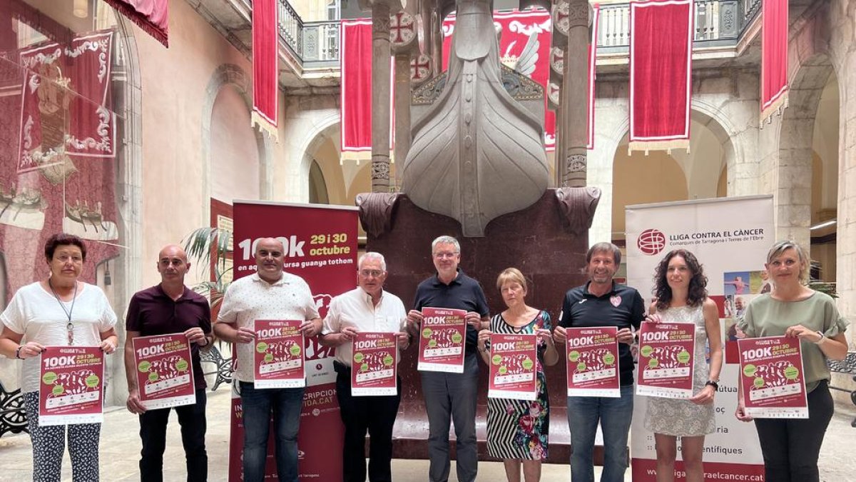 Organizadores y colaboradores de la carrera, a la presentación en Tarragona.