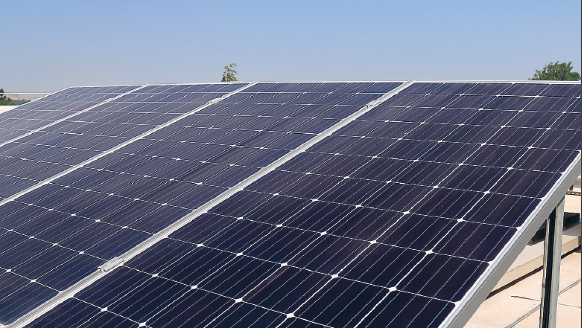 Imagen de unas placas solares, instaladas en un edificio.