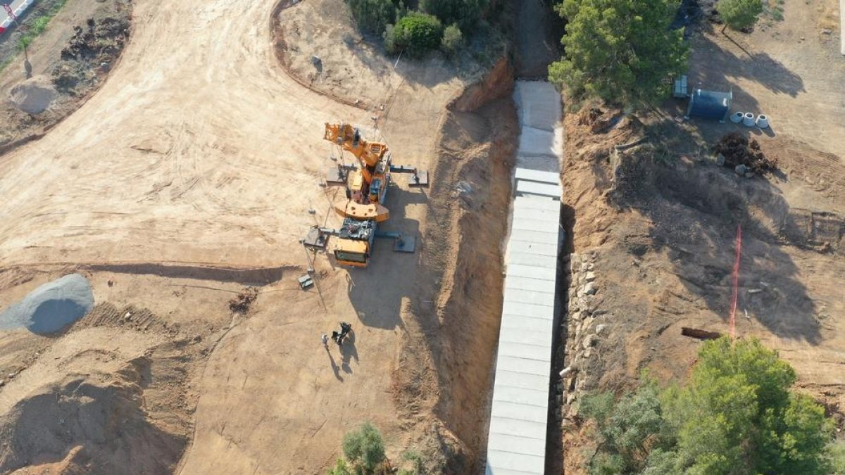 La empresa adjudicataria ya ha colocado los cajones de hormigón y actualmente está compactando el terreno para poder urbanizar este tramo.