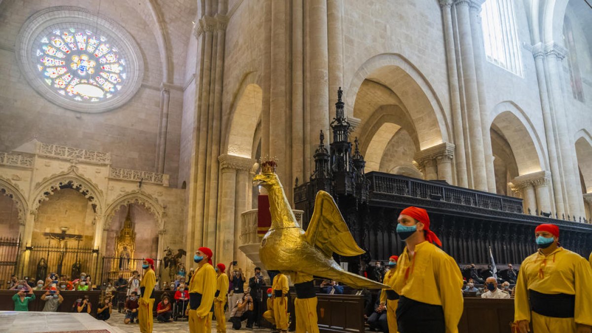 L'àliga de Tarragona ballant davant la relíquia de Santa Tecla a la catedral de Tarragona, en un moment històric.