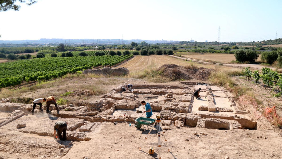 Membres de l'equip de l'Institut Català d'Arqueologia Clàssica treballant en la quarta campanya d'excavacions.