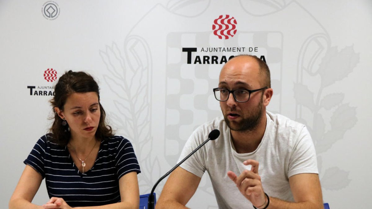 Carla Aguilar i Hermán Pinedo, els dos consellers d'ECP a l'Ajuntament, en roda de premsa.