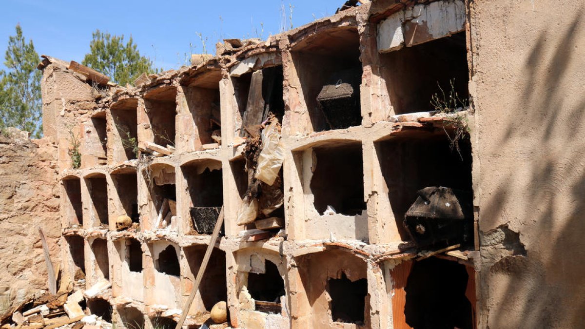 Los individuos han destrozado los nichos, las lápidas y se han esparcido los huesos de las personas que había enterradas