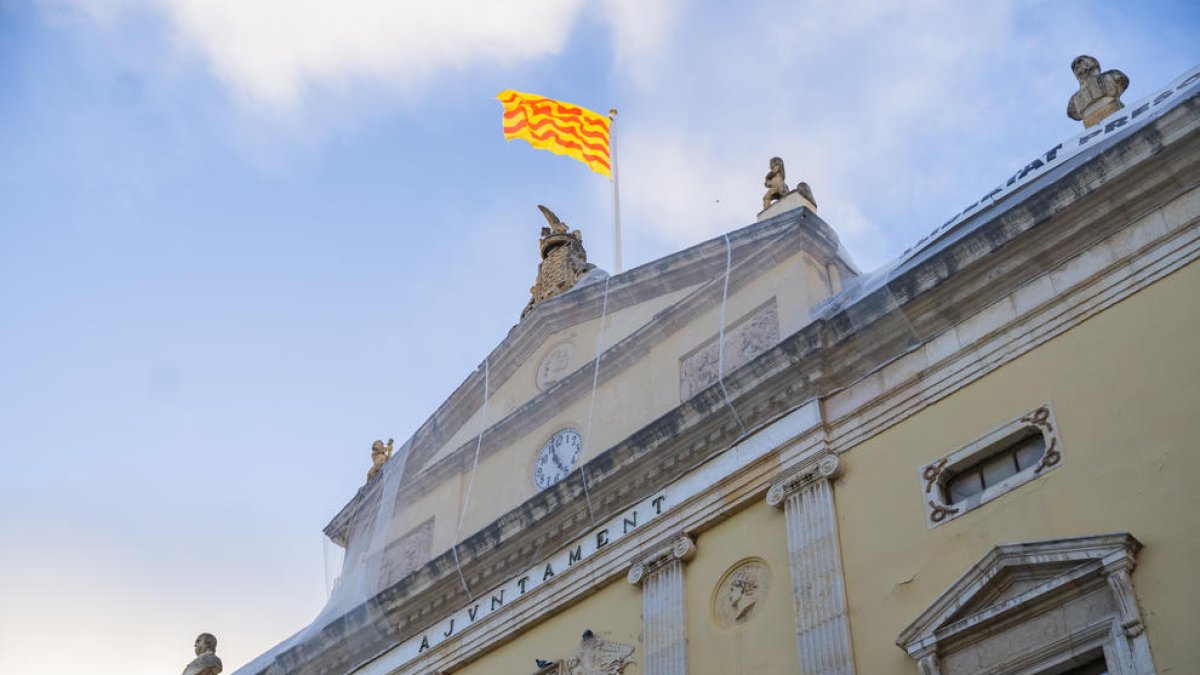 Imatge de la xarxa col·locada a la cornisa del Palau Municipal per evitar els despreniments.