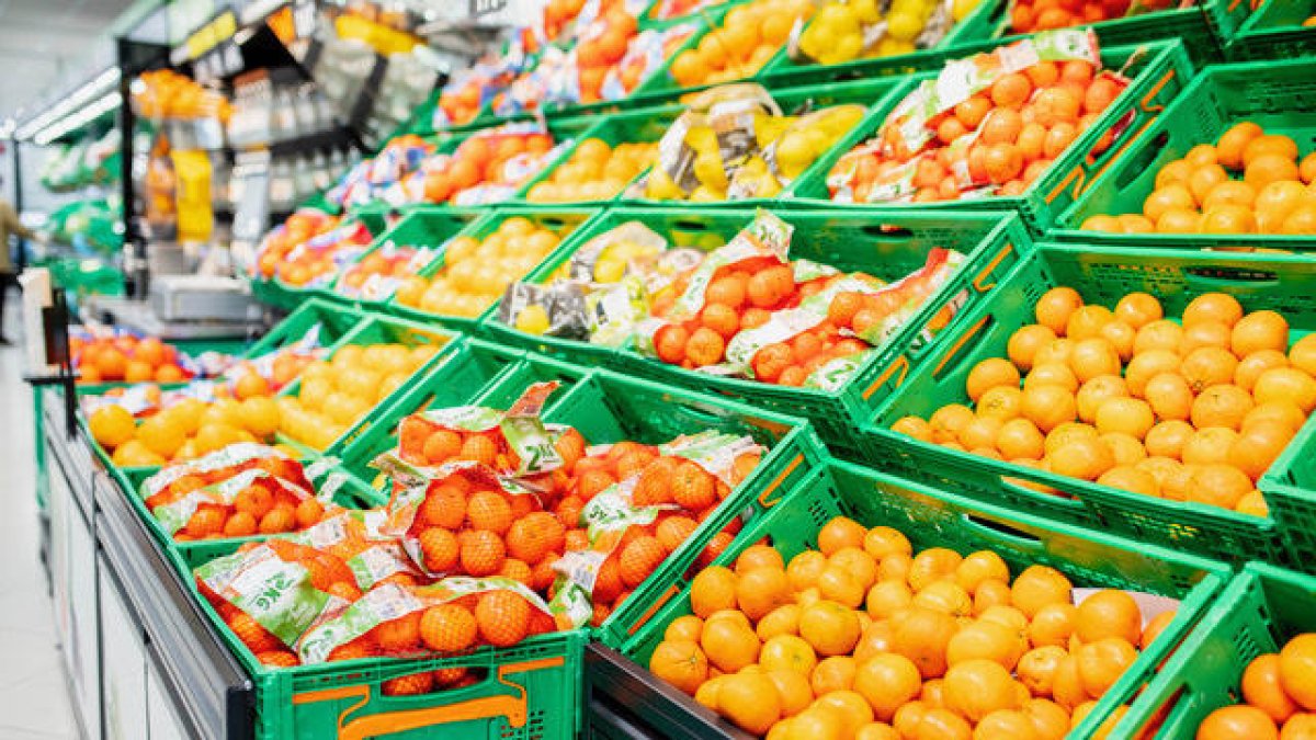 Críticos en la sección de fruta y verdura del Mercadona.