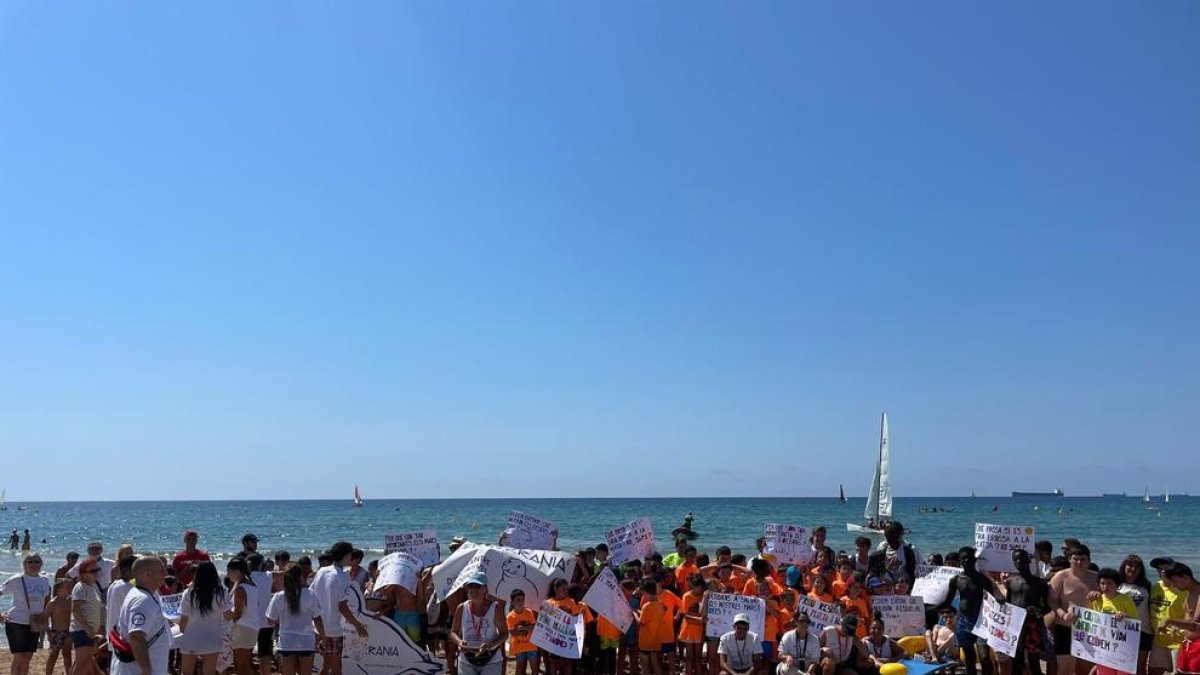 La jornada de neteja de la platja ha reunit a més de 200 voluntaris.