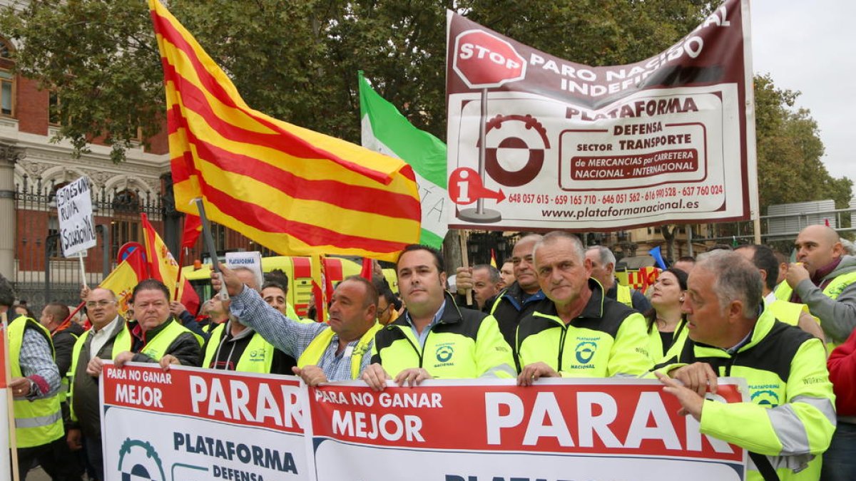 El president de la Plataforma en Defensa del Transport, Manuel Hernández, darrere d'una pancarta a la manifestació.