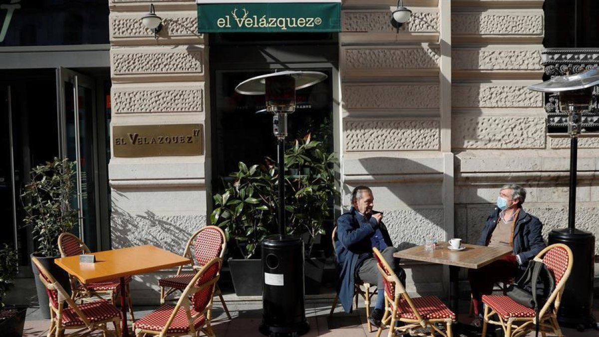 Varias personas disfrutan de una terraza de una cafetería en Madrid.