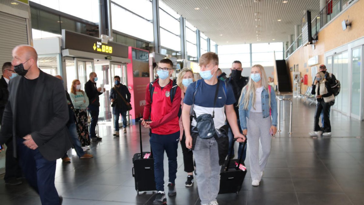 Un grupo de viajeros irlandeses llegan a la terminal del aeropuerto de Reus.