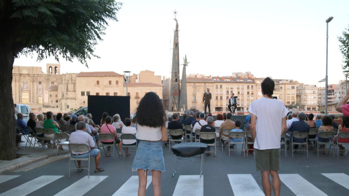 L'acte s'ha fet al passeig del Riu, davant mateix del monument franquista.