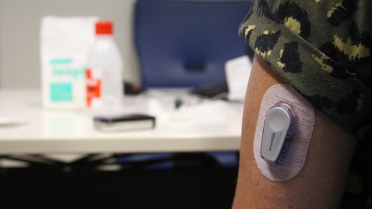 Imatge del sensor que, juntament amb la bomba d'insulina, millora el control i la qualitat de vida dels diabètics.
