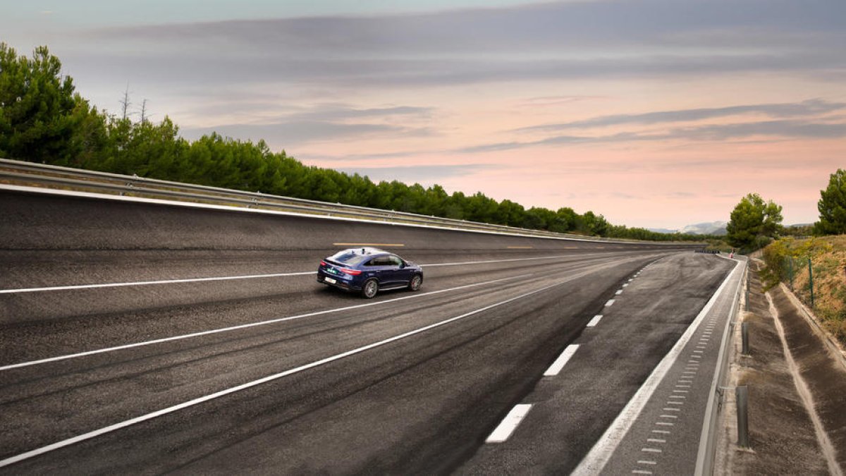 Imagen de archivo de un coche haciendo pruebas en una pista de Idiada.