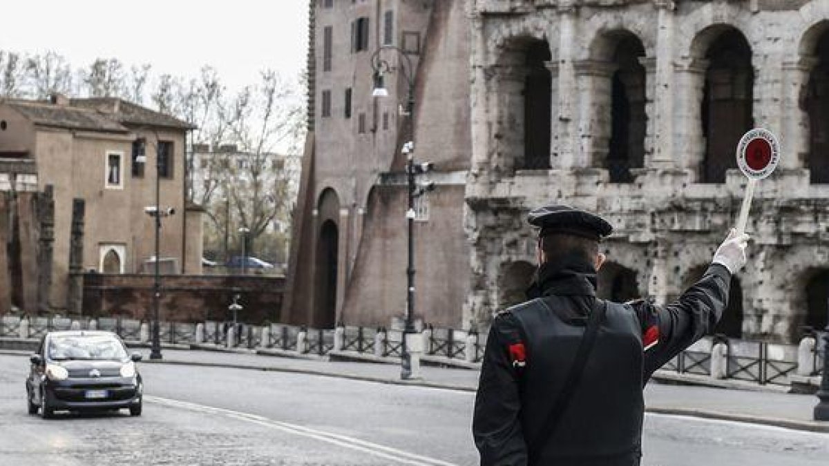 Un Carabinieri en Roma. (EFE)