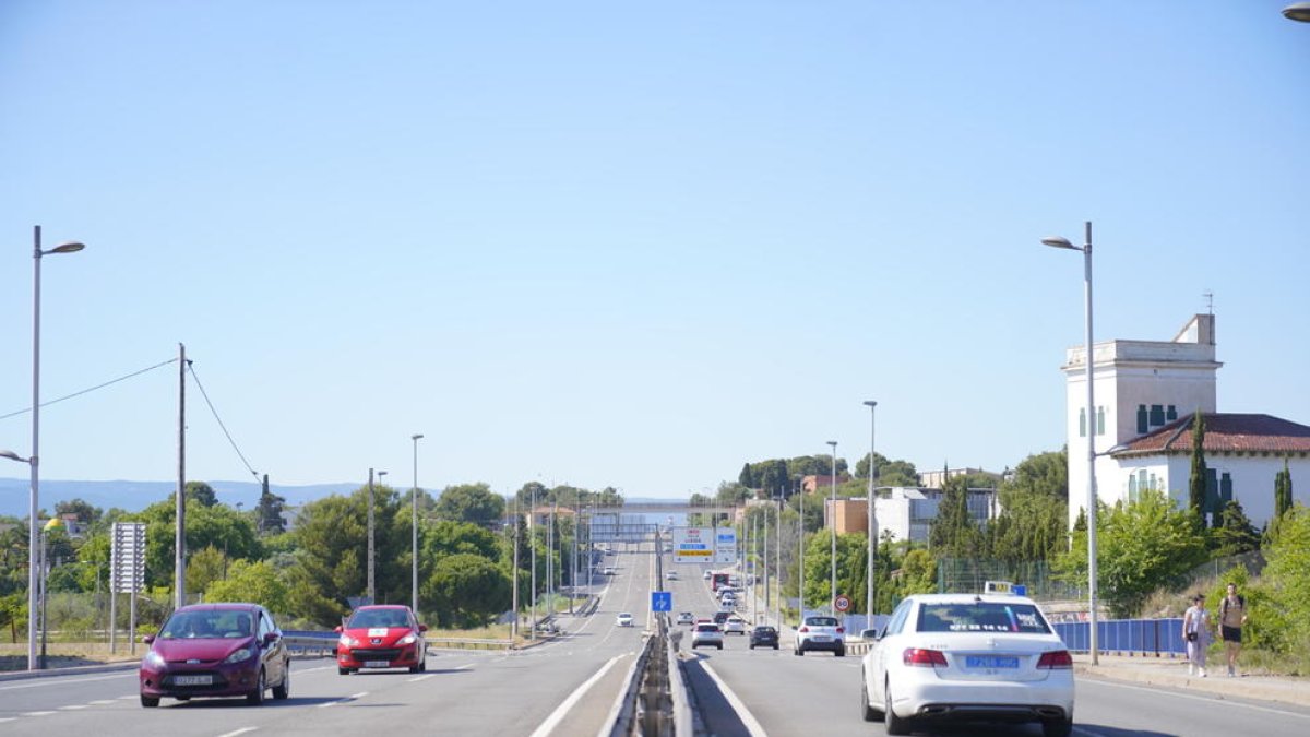 Imatge d'arxiu de l'N-240, on s'ampliaran voreres i s'instal·larà un nou carril bici.