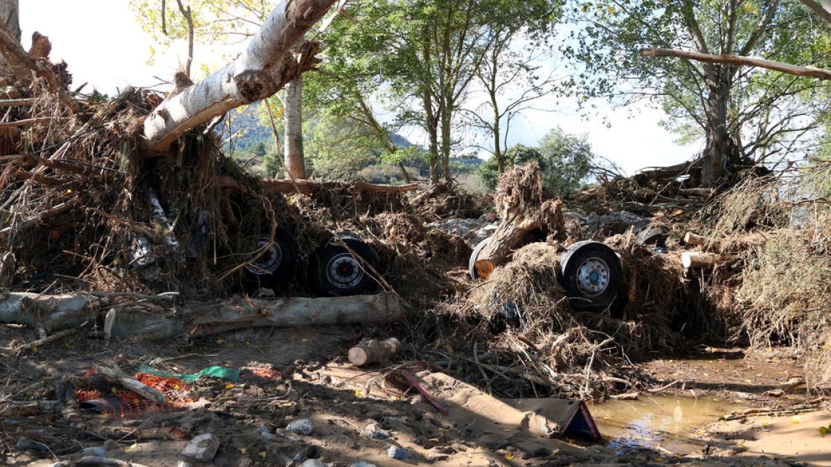 Pla general de les rodes d'un camió soterrades entre la runa en una de les lleres del riu Francolí, al terme municipal de Montblanc.Imatge 24 d'octubre del 2019 (Hortizontal):