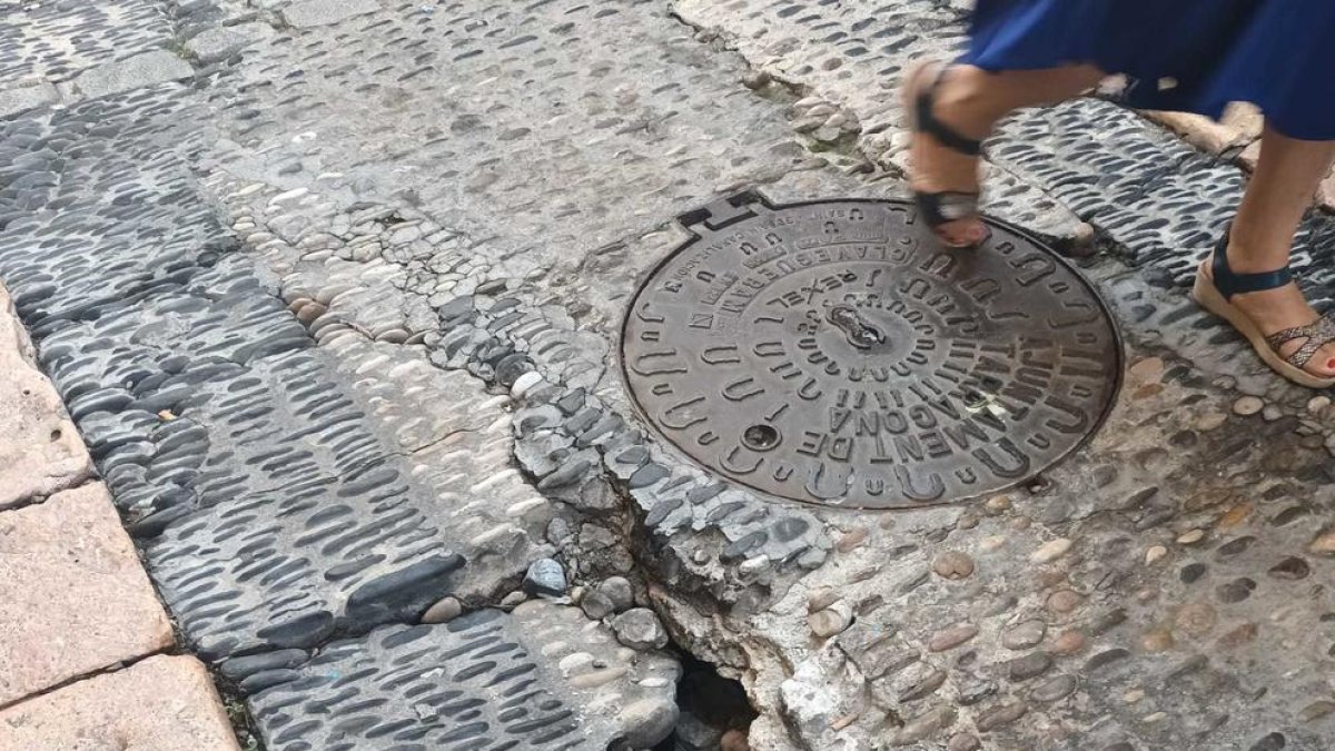 Imatge del forat al paviment del carrer dels Calderers.