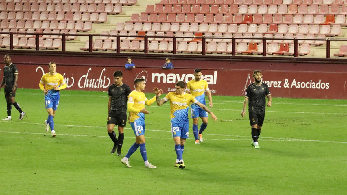 Montes Arce i Tirlea celebrant el segon gol del Nàstic a la Copa.