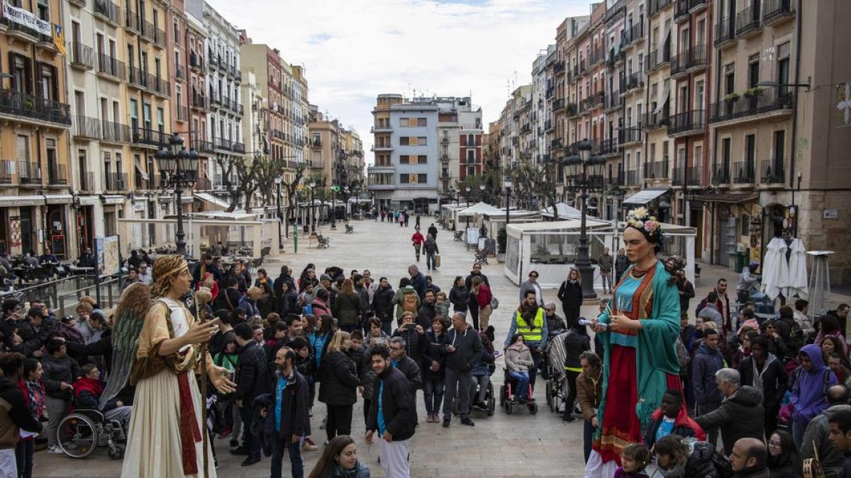 El gegantó Arcàngel de Sant Rafael y la Geganta Frida en la plaza de la Font.