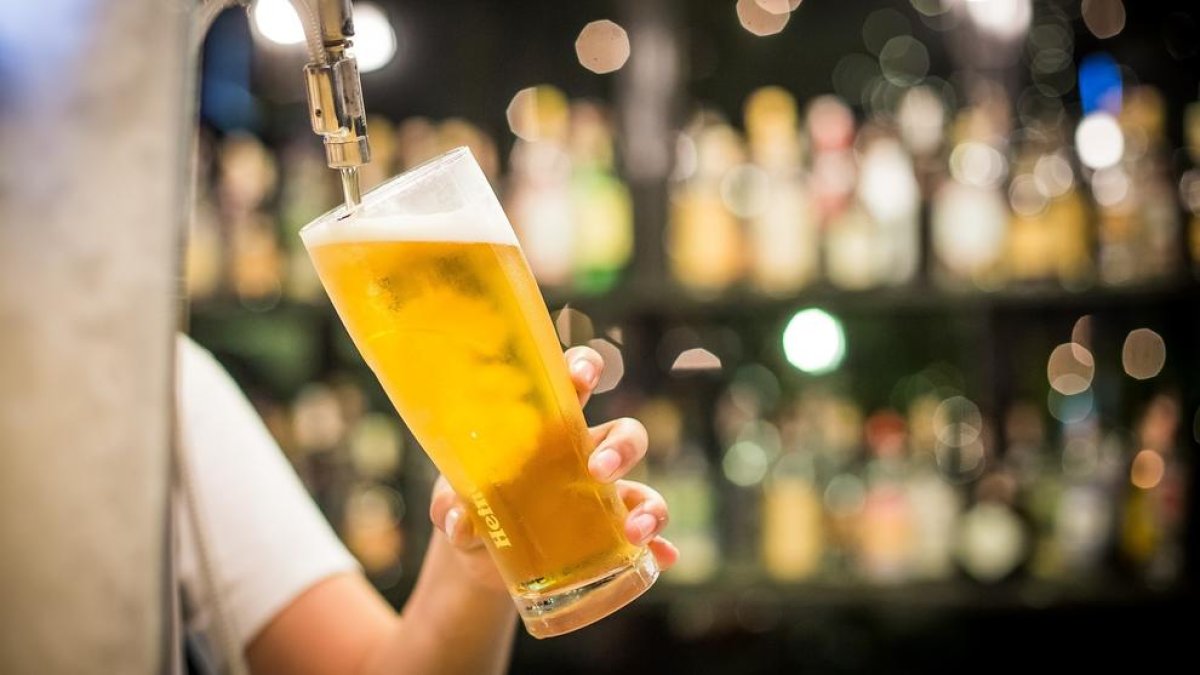 Els experts recorden que cap consum d'alcohol és segur.