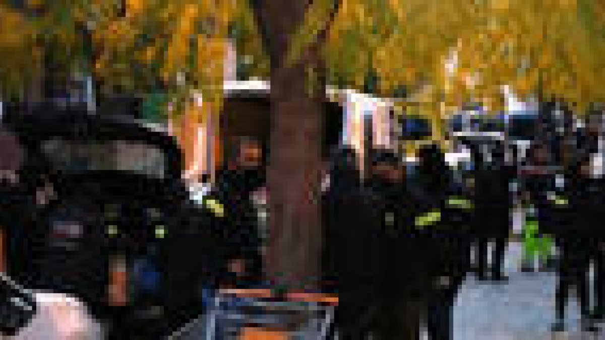 Efectivos de los Mossos d'Esquadra durante el operativo antidrogas realizado a primera hora de esta mañana.