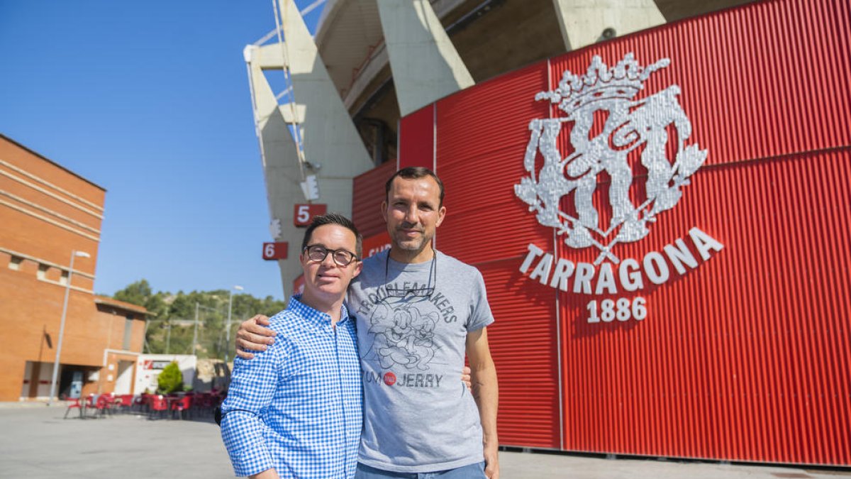 Uno de los capitanes del Nàstic Genuine, Rubén Almazán, con su entrenador Rafel Magrinyà.