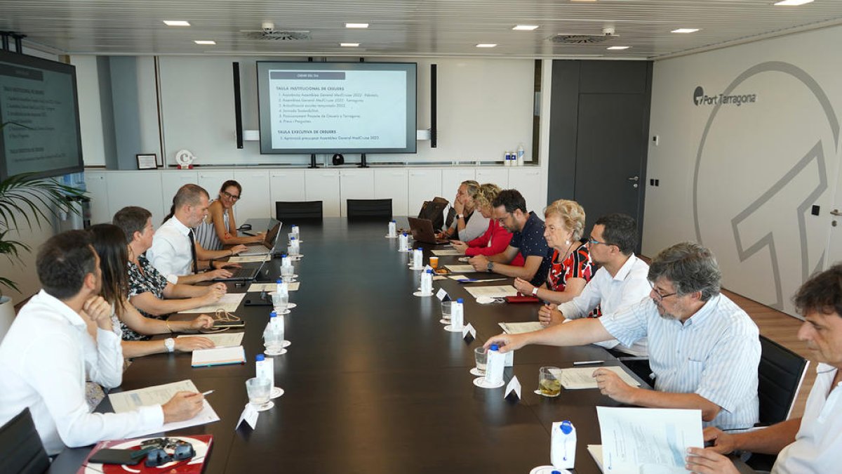 Miembros de la Mesa Institucional de Cruceros reunida para hacer el seguimiento de la actividad de la temporada de este año.