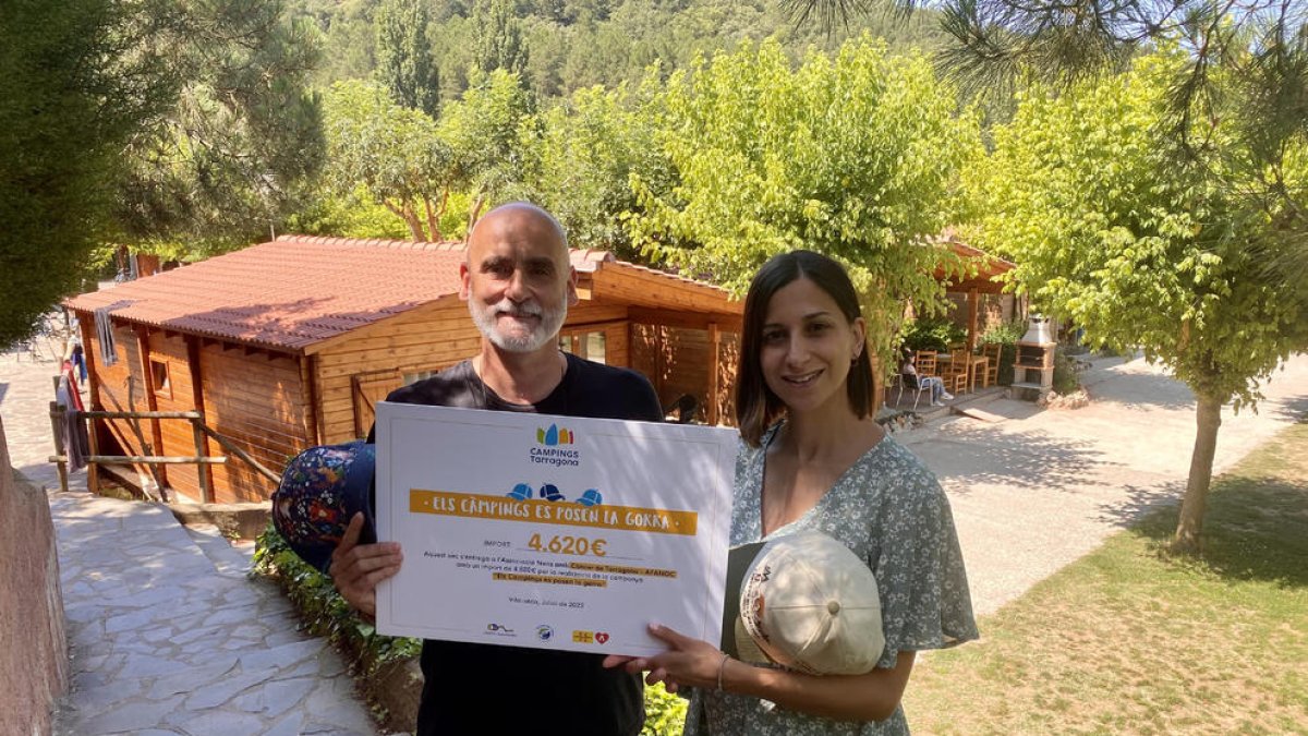 La presidenta de la Asociación de Campings de la Costa Daurada, Mireia Sans, ha hecho entrega de la donación al AFANOC.