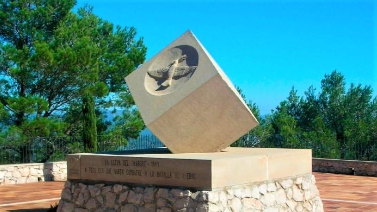 Monolito dedicado a la Lleva del Biberó de la Batalla del Ebro ubicado en el Mirador de la Sierra de Pàndols.