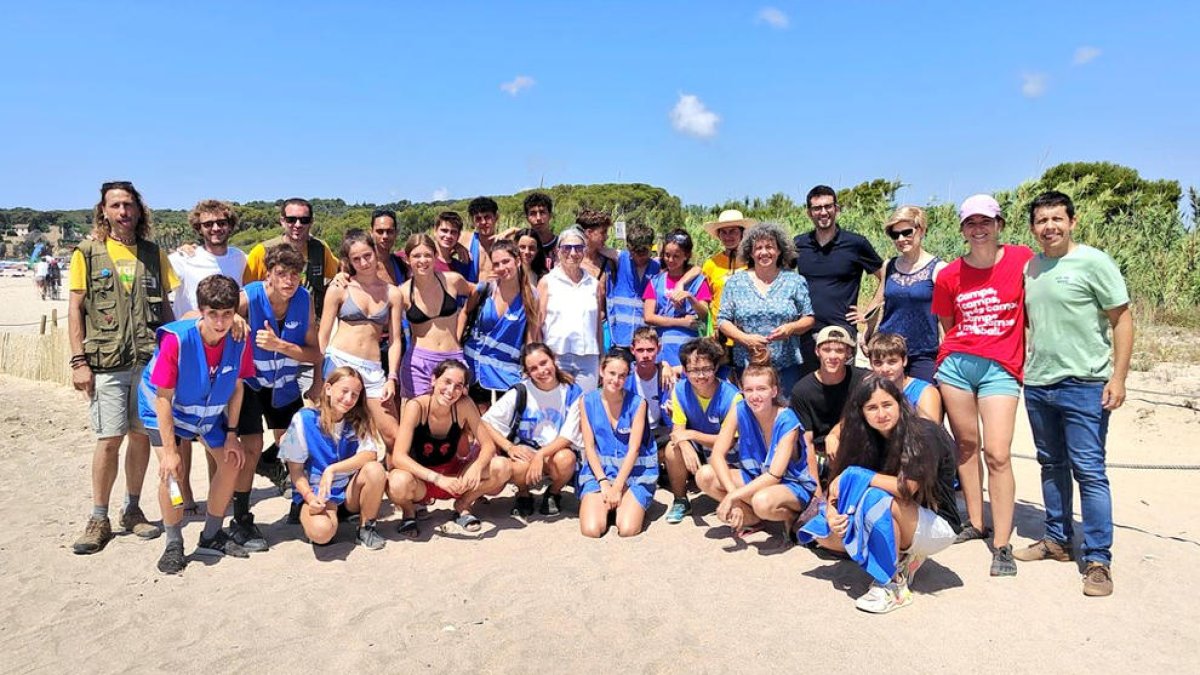 Los representantes institucionales con los jóvenes y los miembros de la Sínia.