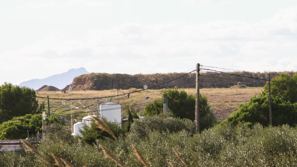 El aspecto que presenta, desde el exterior, el recinto donde se almacenan restos de actividad industrial.