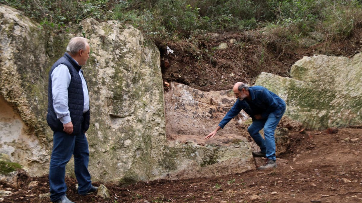 Jordi López, investigador de l'ICAC; i Joan Martí, alcalde de Perafort, mostrant la pedrera romana trobada.