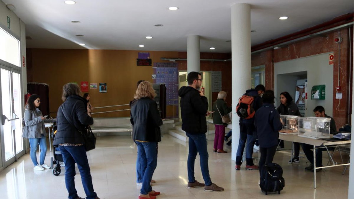 Vecinos del centro de Tarragona votando en el Instituto Vidal i Barraquer, este 10-N.
