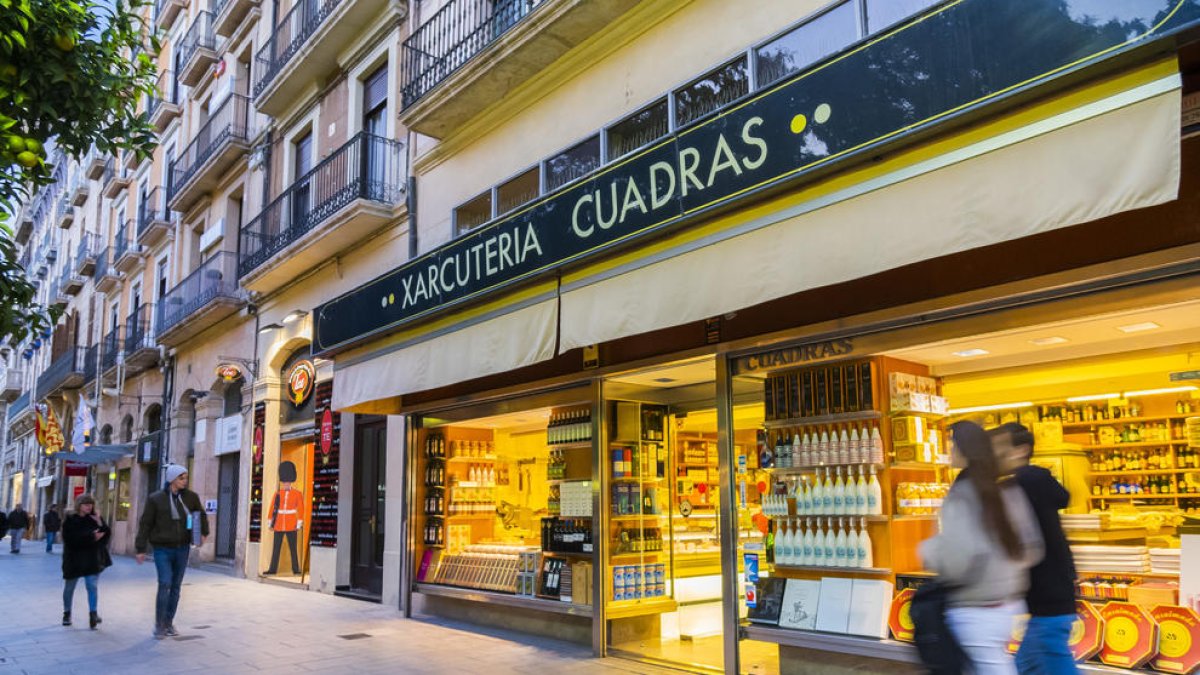 Fachada de la Charcutería Cuadras, establecimiento de la Rambla Nova que fue inaugurado en 1920.