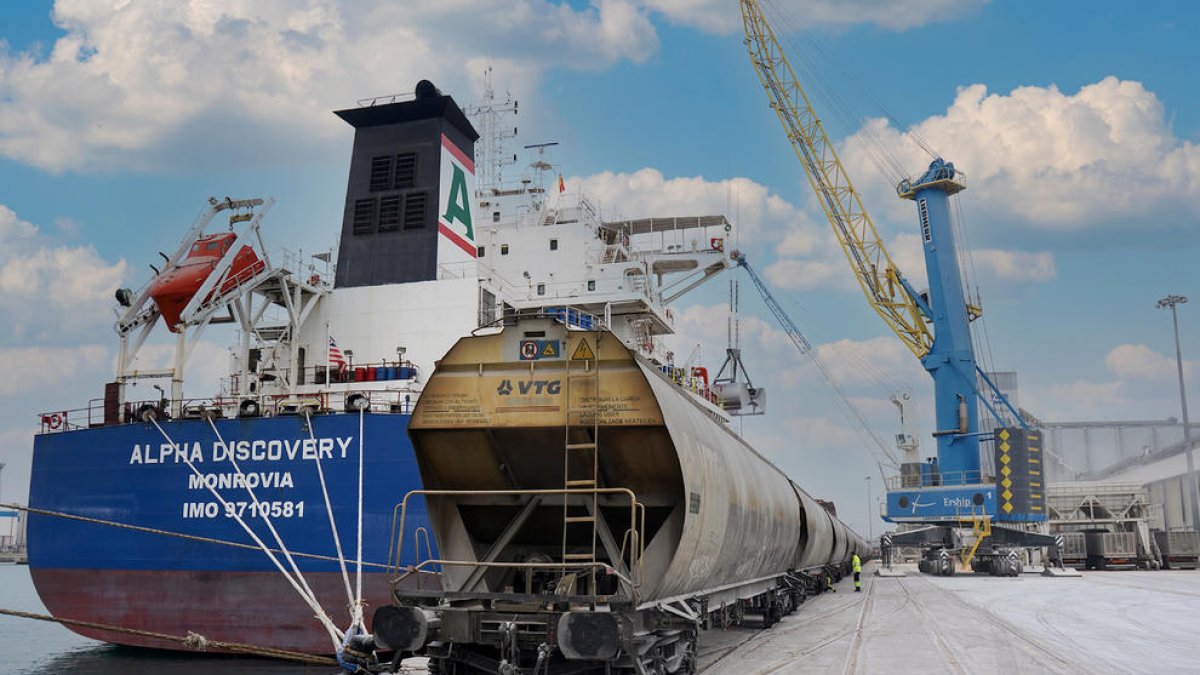 Imatge d'un vaixell descarregant al port de Tarragona.