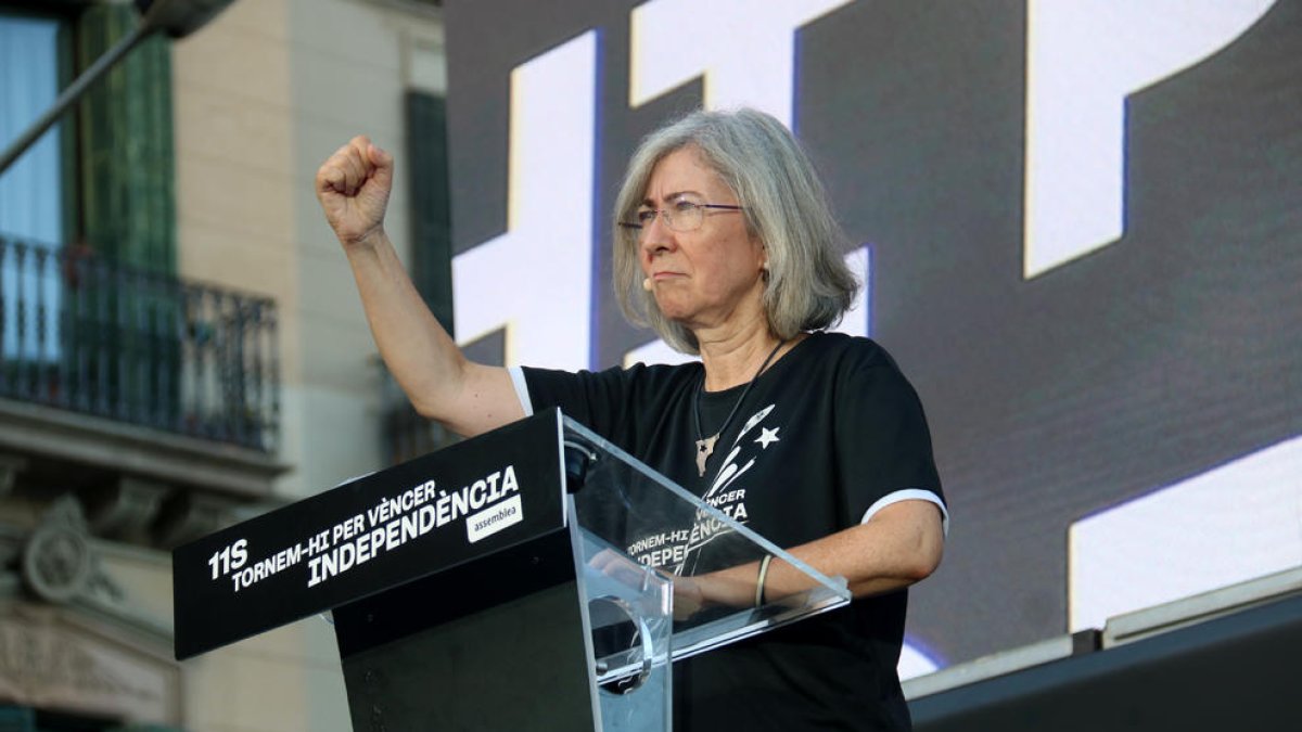 La presidenta de l'ANC, Dolors Feliu, en la seva intervenció durant l'acte polític de la manifestació de la Diada a Barcelona.