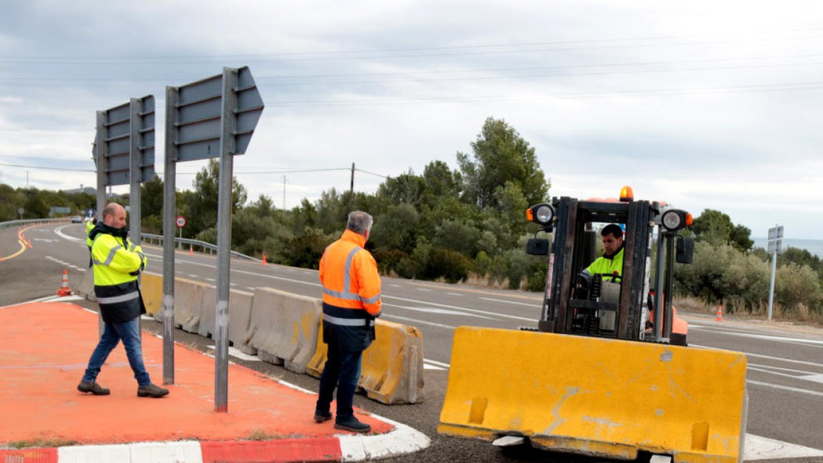 Una máquina colocando bloques de hormigón para la construcción de una rotonda en la N-340 en la Almadraba, en el término municipal de Vandellòs i l'Hospitalet de l'Infant.