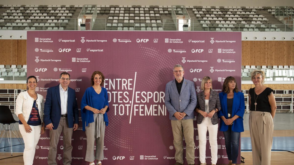 Los diferentes representantes de Tarragona y de la Generalitat durante el acto de presentación.