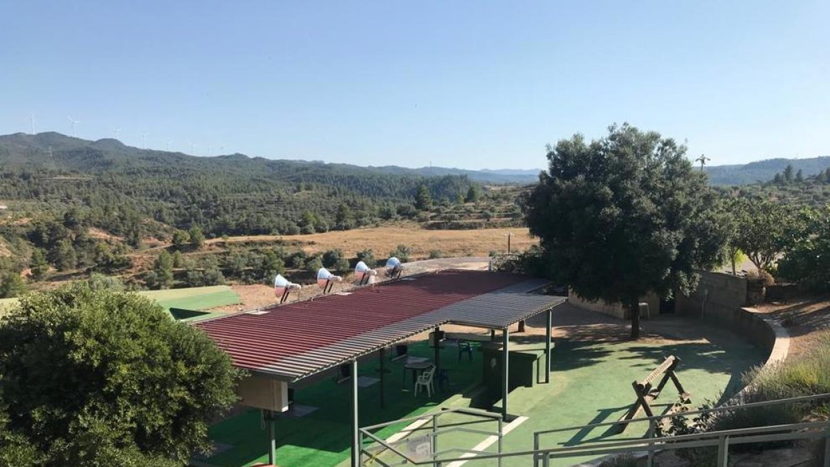 El Camp de Tir es troba a la partida del Pla de l'Ovella.