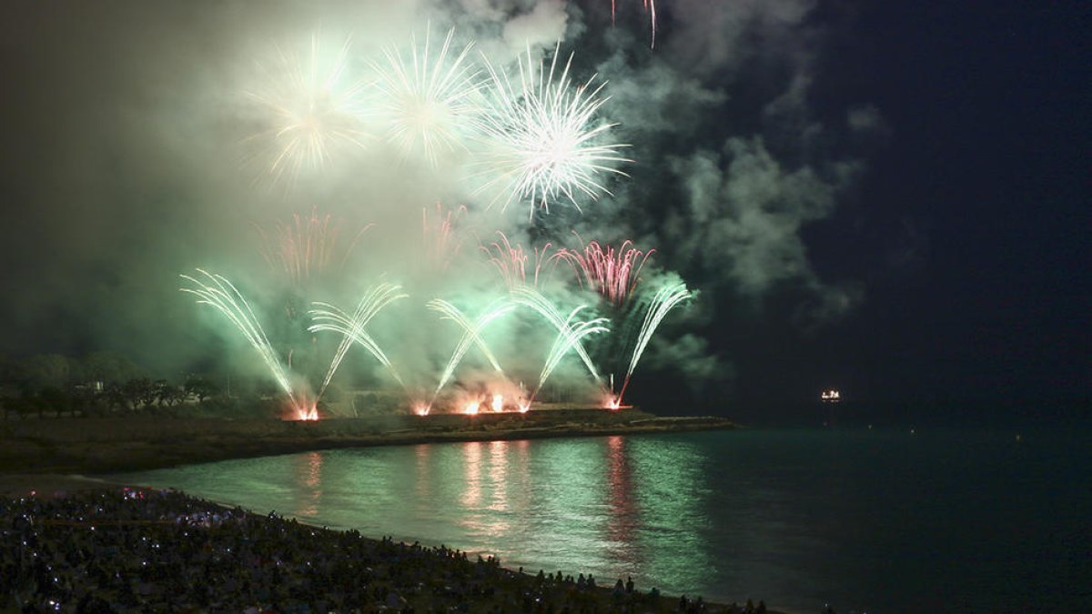 La platja del Miracle va acollir ahir centenars de persones que van gaudir de la primera jornada de castells de focs.