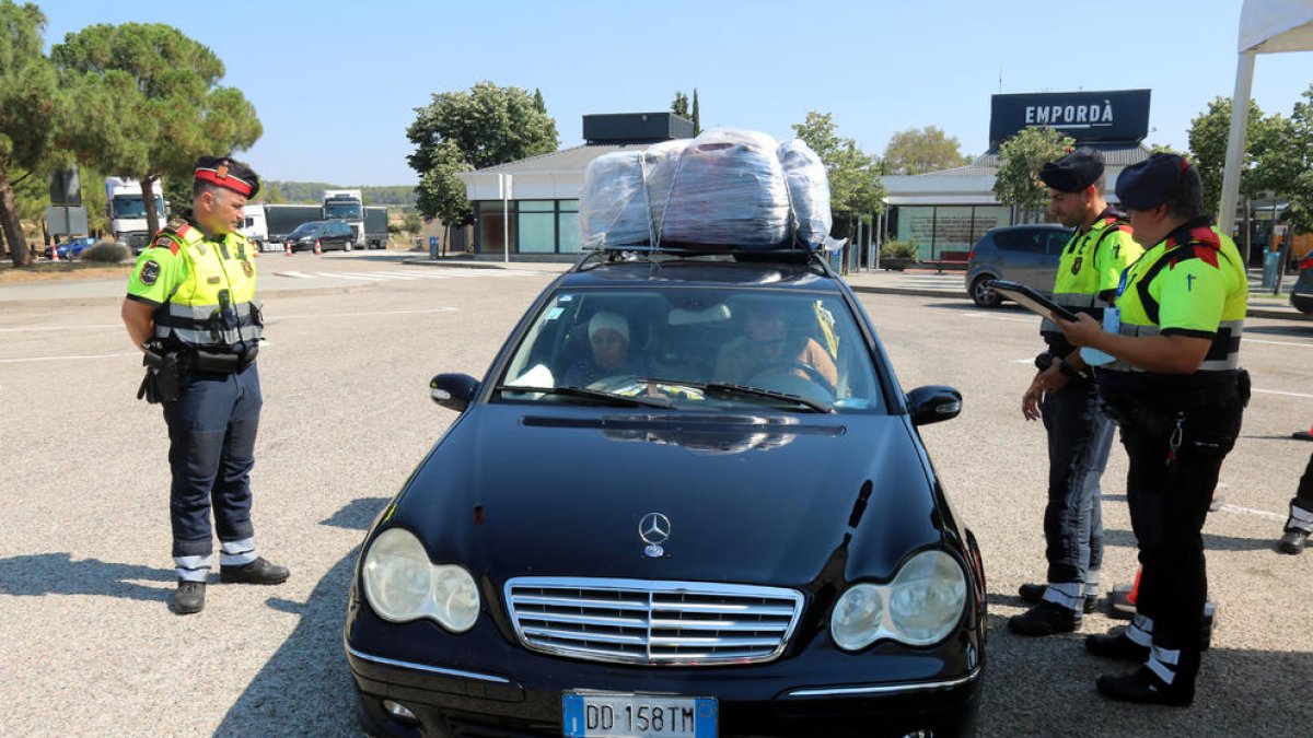 Los Mossos controlando un coche en el marco del dispositivo Paso del Estrecho, en el área de servicio del Ampurdán.