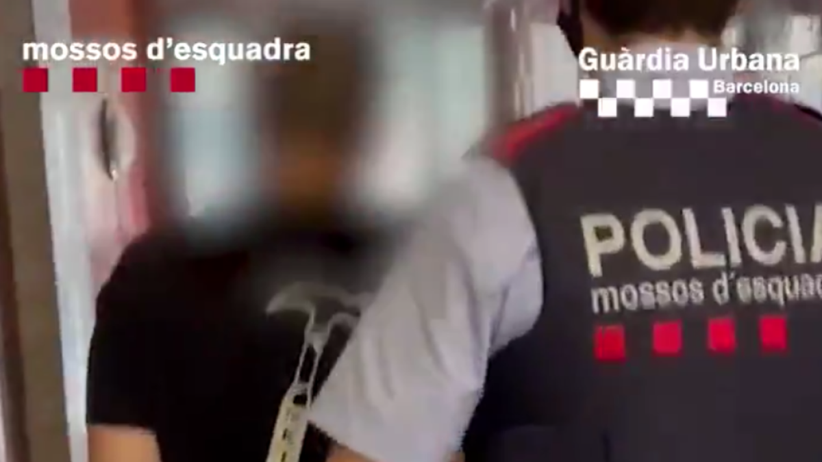 Un agent de Mossos emportat-se un dels detinguts.