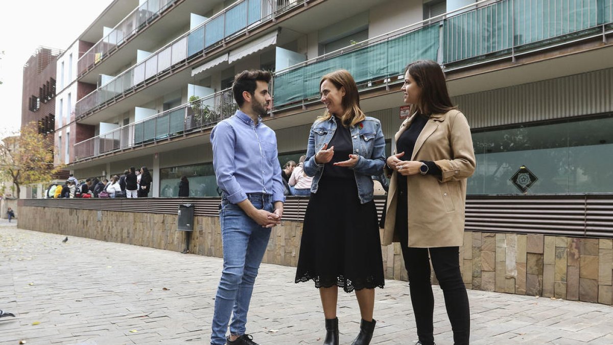 L'alcaldable Sandra Guaita, al mig, amb els regidors del PSC Daniel Marcos i Tania Agudo.