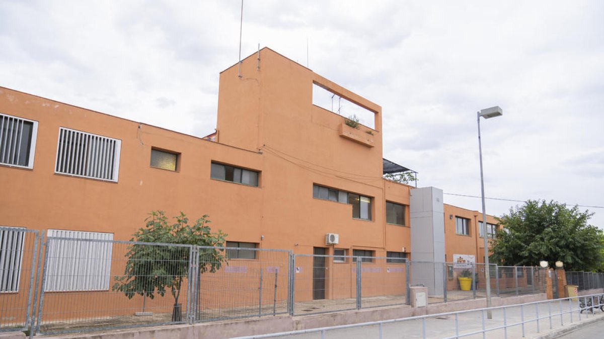 Imatge de la façana de l'escola pública de Sant Salvador de Tarragona.