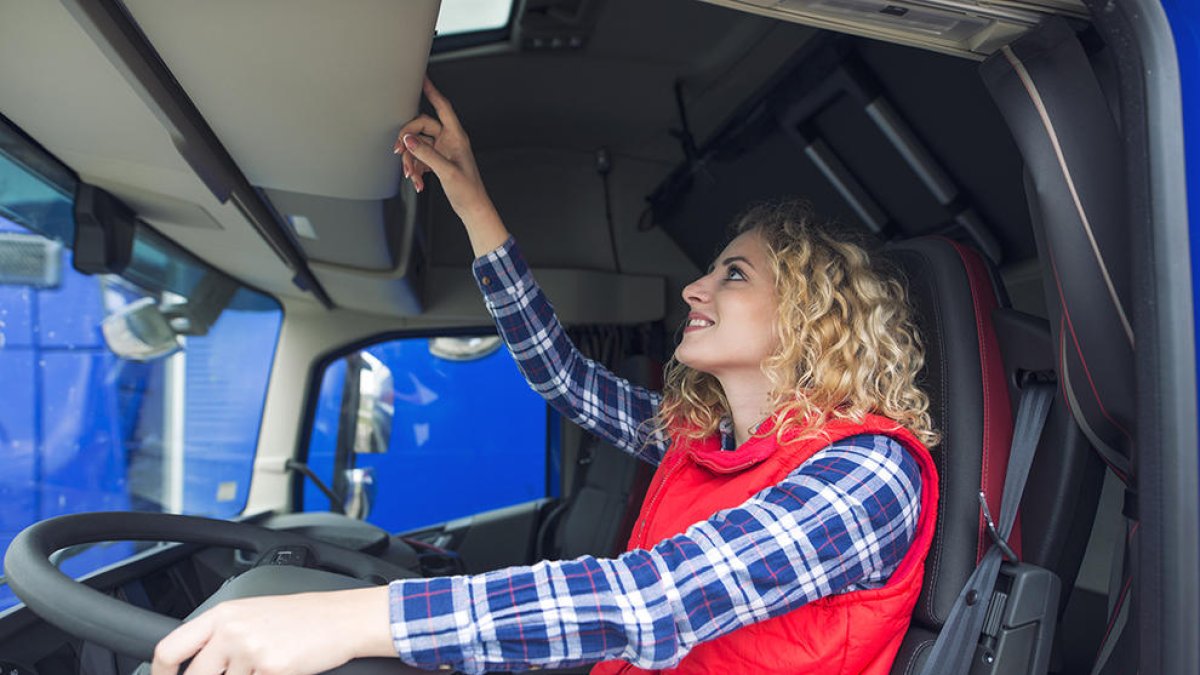 Elpercentat de dones conductores de camjons és molt baix a Espanya i al conjunt d'Europa.