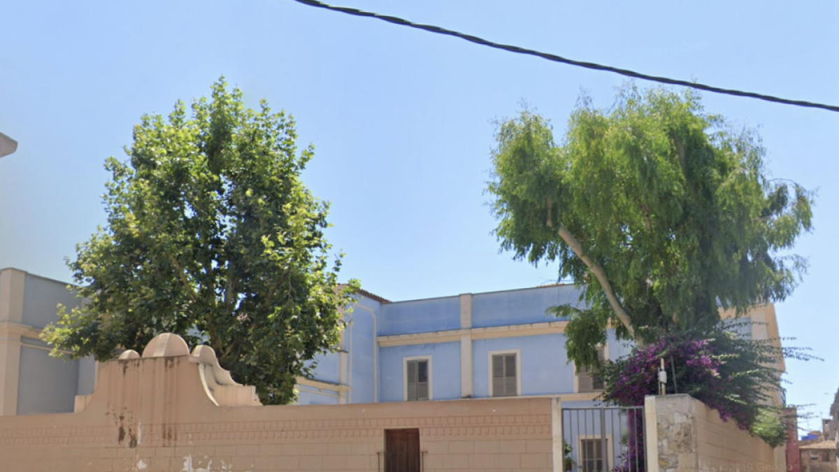 Imatge de l'exterior de la Casa Canals de Tarragona, on es pot veure l'eucaliptus talat.
