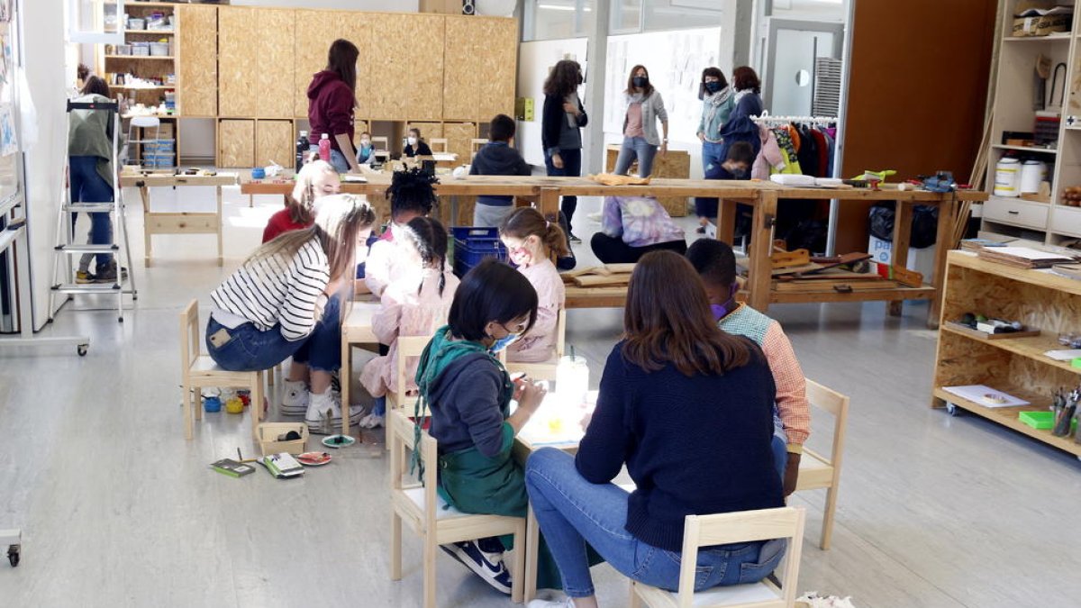 Plano general de un aula de la UVic con niños de P5 en mayo del 2021.